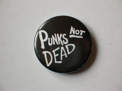 placka=Punks NOT DEAD.jpg